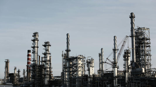 OPEC+計划增產、特朗普封鎖伊朗令國際油價重挫，全球油市供應過剩擔憂日益加劇